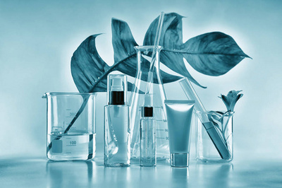 化妆品瓶容器用草药绿叶和科学的玻璃器皿、 空白标签包品牌模拟